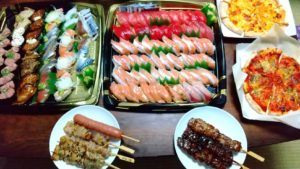 寿司102貫とその他の食べ物