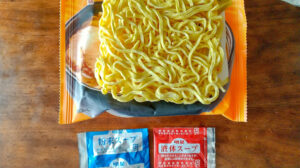 明星超極太麺麺神(メガミ)濃厚味噌味袋の中身