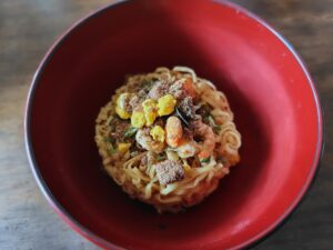 20241012_お椀で食べるカップヌードル準備