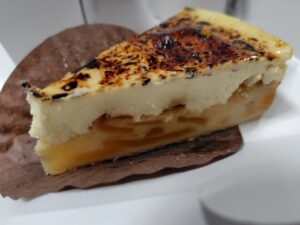 20251105_バスクチーズアップルパイ横から