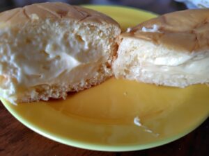 20260125_八天党冷やして食べるとろけるくりーむパン半分