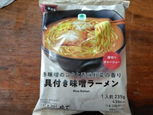 20260916_ファミマル赤味噌のコクと香味野菜の香り具付き味噌ラーメン
