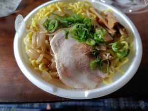 202601002_すみれ濃厚しおラーメン蓋開けた